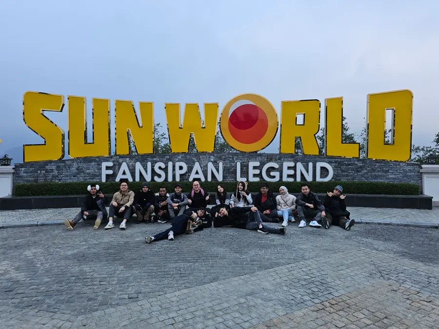 Advisory Apps team at the Sun World Fansipan Legend entrance in Sa Pa, Vietnam